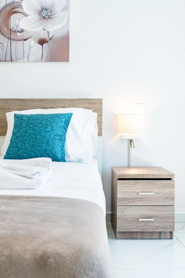 Adolina Apartments By Ezoria Villas Paphos Bagian luar foto