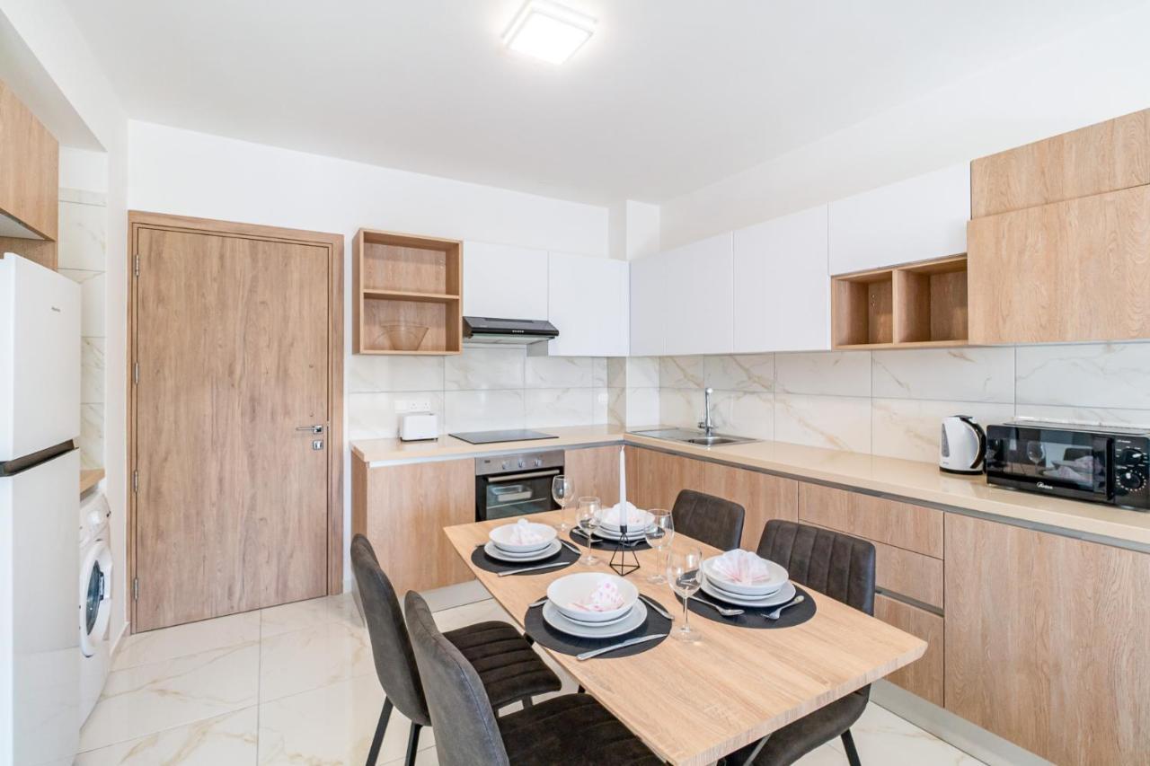 Adolina Apartments By Ezoria Villas Paphos Bagian luar foto