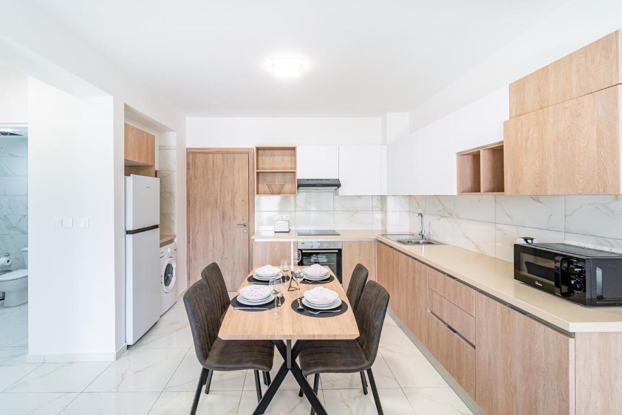 Adolina Apartments By Ezoria Villas Paphos Bagian luar foto