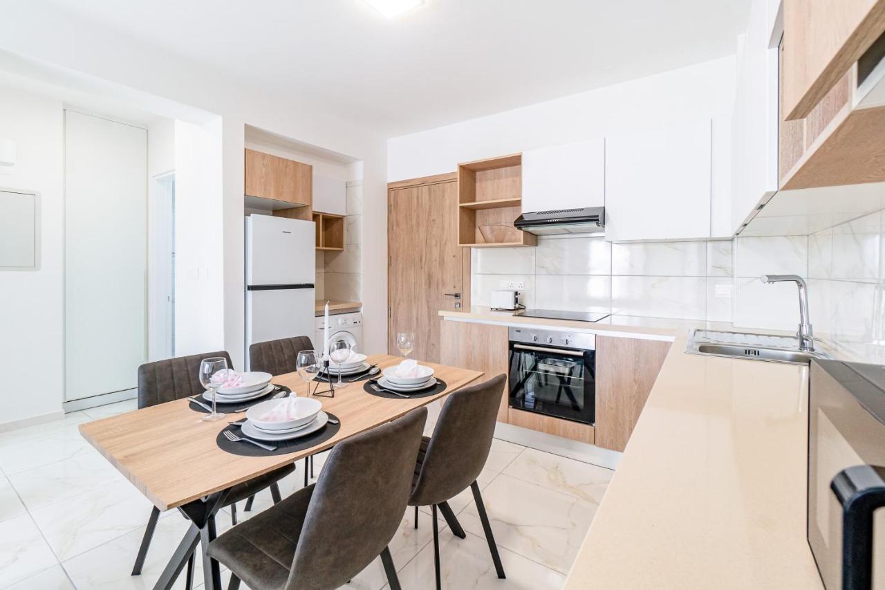 Adolina Apartments By Ezoria Villas Paphos Bagian luar foto